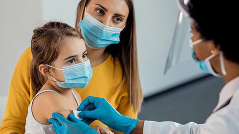Chuyên gia lý giải về sự cần thiết tiêm vaccine COVID-19 cho trẻ em