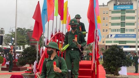Thanh niên tự hào lên đường nhập ngũ