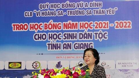 Trao học bổng Vừ A Dính cho học sinh có hoàn cảnh khó khăn tại An Giang