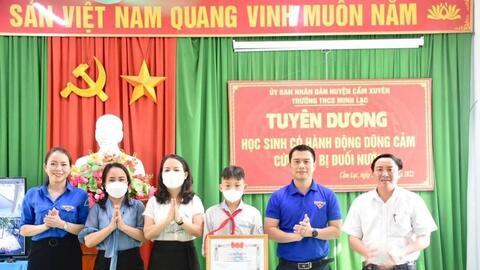 Trao Bằng khen cho một học sinh lớp 8 dũng cảm cứu 2 em bị đuối nước