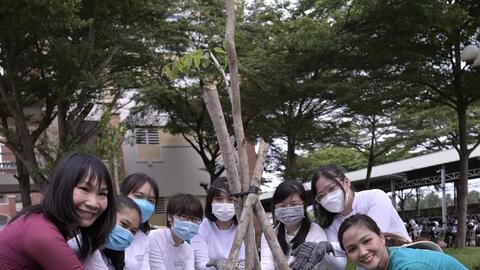 Hoa hậu Hoàn vũ Việt Nam 2018 H’Hen Niê truyền cảm hứng trồng cây cho học sinh TP.HCM