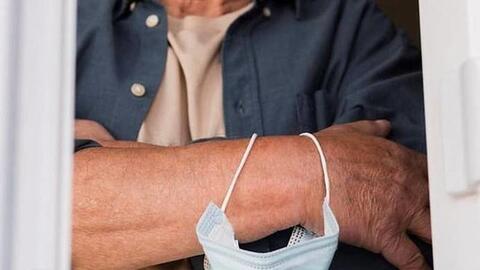 Hiểm họa khi đeo khẩu trang trên cằm cánh tay