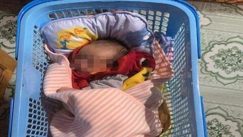 Phát hiện bé sơ sinh nằm khóc trước cổng nhà vợ chồng hiếm muộn