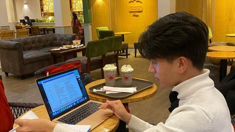 Người trẻ làm việc ngoài giờ để tối ưu thu nhập