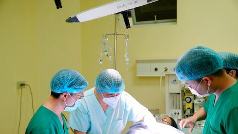 Mổ cấp cứu sản phụ ung thư vú di căn sinh song thai