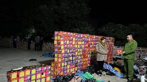 Bắt các đối tượng tàng trữ, vận chuyển pháo và môi giới mại dâm