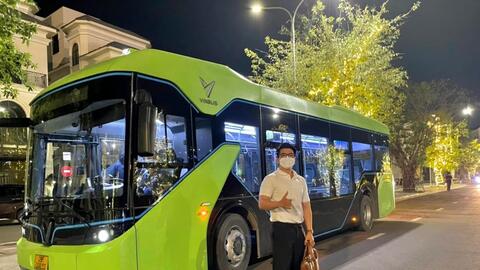 Người trẻ "nghiện" đi làm bằng phương tiện công cộng