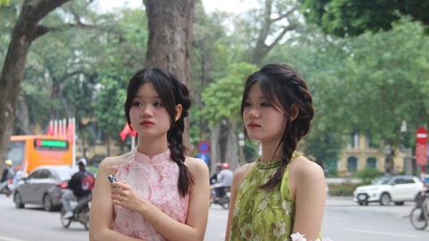 Mặc cái rét “thấu xương”, giới trẻ Hà thành vẫn diện áo dài check-in