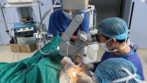 Ghép giác mạc hiến tặng cho hai người bệnh