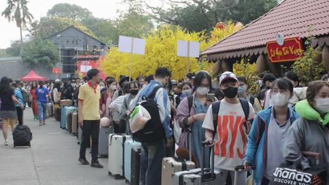 TP Hồ Chí Minh: Tiễn 2.200 sinh viên, lao động về quê ăn Tết