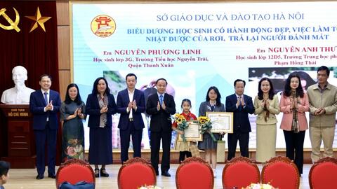 Biểu dương 2 học sinh "nhặt được của rơi, trả lại người mất"