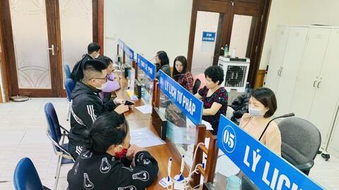 Người dân vui mừng thao tác cấp phiếu lý lịch tư pháp qua VNeID
