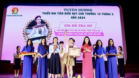 Những cô bạn nhỏ xứng đáng cháu ngoan Bác Hồ