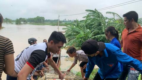 Hơn 1.000 người tham gia hỗ trợ di chuyển dân đến nơi an toàn