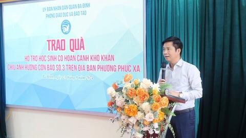 Quận Ba Đình tặng quà 123 học sinh có hoàn cảnh khó khăn