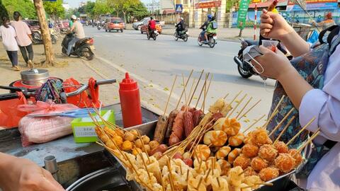 Quà vặt, đồ uống phát miễn phí cổng trường không còn là chuyện "vặt"