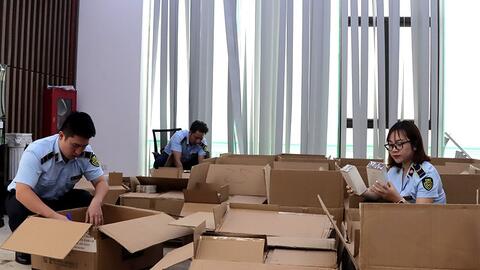 Tạm giữ hơn 10.000 chai nước hoa nghi nhập lậu, rao bán trên mạng