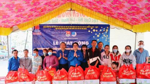 Chia sẻ yêu thương với người dân về quê đón Tết