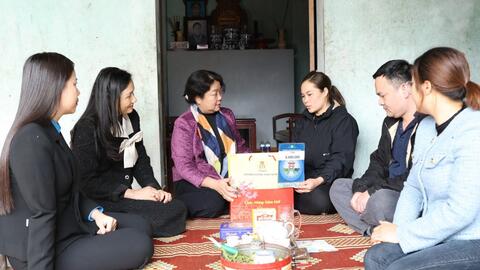 Thăm, tặng quà lao động nữ có hoàn cảnh khó khăn tại Thanh Oai