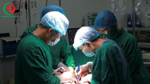 Bé trai vỡ tinh hoàn do chấn thương khi chơi đá bóng