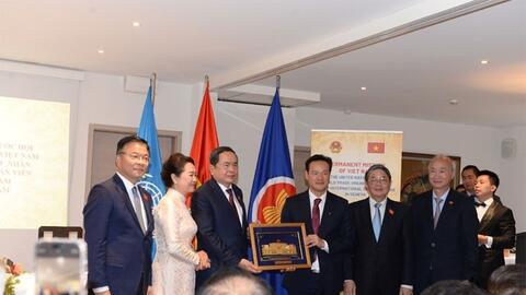 Chủ tịch Quốc hội thăm các cơ quan đại diện và kiều bào tại Thụy Sĩ