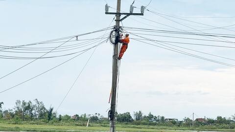 Điện lực Hà Tĩnh ‘chạy đua’ với thời gian, sớm cấp điện cho người dân