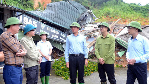 Lào Cai khẩn trương khôi phục giao thông huyết mạch sau bão lũ