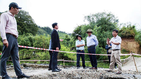 Mưa lớn gây sạt lở dữ dội ở xã Ngọc Linh, 5 thôn ở Quảng Ngãi bị cô lập