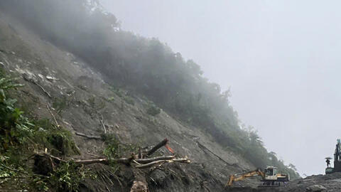 Công nhân dầm mình ngày đêm khơi thông sạt lở đường Hồ Chí Minh qua đèo Lò Xo