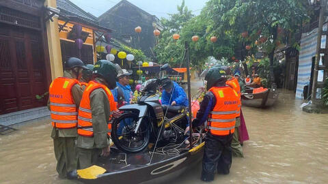 Quân khu 5 hành quân xuyên đêm ứng cứu dân vùng lũ