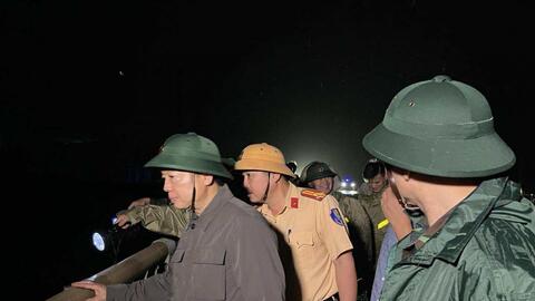 Phó Thủ tướng Trần Hồng Hà thị sát khu vực Quy Nhơn ngay trong đêm sau khi bão số 13 quét qua