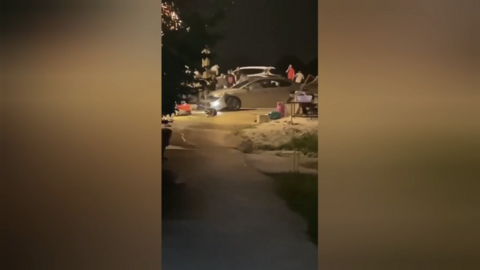 Xôn xao clip hàng chục người bao vây ô tô, tài xế lùi - tiến giữa vòng vây