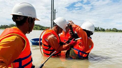 Đắk Lắk: Cán bộ ngành điện ngâm mình dưới nước nối đường dây