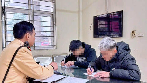 Tịch thu phương tiện của nam thanh niên "bốc đầu" xe trên đường