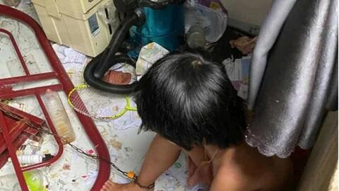 2 em bé bị xích chân, nhốt trong căn phòng bẩn thỉu được đưa về ông bà ngoại chăm sóc