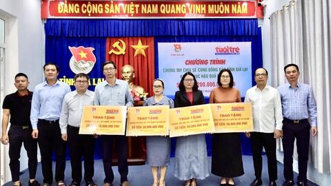 Trao quà, gửi yêu thương đến trường vùng bão lũ