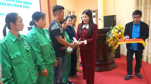 Trao 1.506 suất quà hỗ trợ đoàn viên Lào Cai bị ảnh hưởng mưa bão