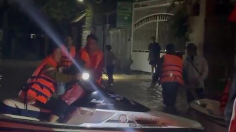 Trắng đêm dùng mô tô nước cứu hộ nhiều hộ dân khu vực ngập sâu ở Lâm Đồng