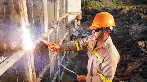 Máy chạy xuyên đêm, công nhân làm việc không nghỉ lễ