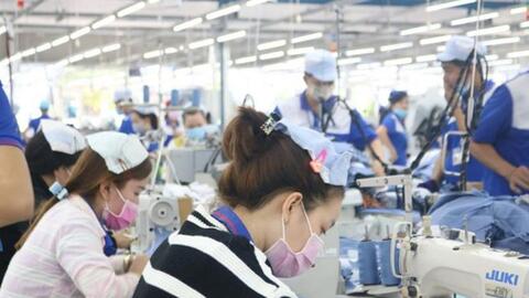 Người lao động phấn khởi tăng ca, chờ đi Chợ Tết Công Đoàn