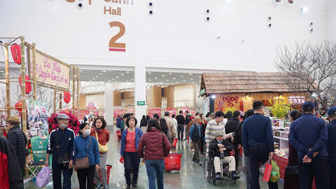 Chùm ảnh: Du khách nườm nượp đổ về Hội chợ Mùa Xuân 2026