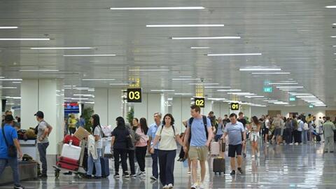 Sân bay Tân Sơn Nhất dự kiến đón kỷ lục 165.000 lượt khách/ngày dịp Tết Bính Ngọ