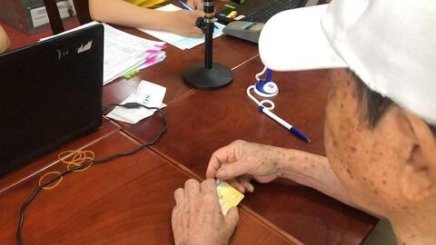 Lương hưu chi trả gộp hai tháng, người già tính toán chi tiêu dịp Tết