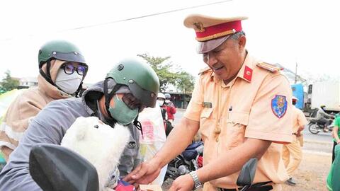 Cảnh sát giao thông Lâm Đồng giúp người dân về quê đón Tết