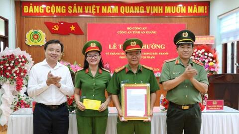 Thưởng nóng Công an xã Hòn Đất vì phá nhanh vụ cướp giật tài sản manh động