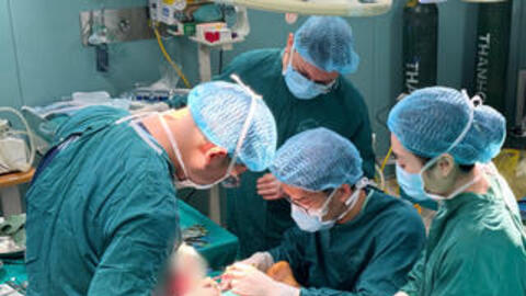 Suýt mất chân vì đắp lá chữa bỏng suốt 1 tháng