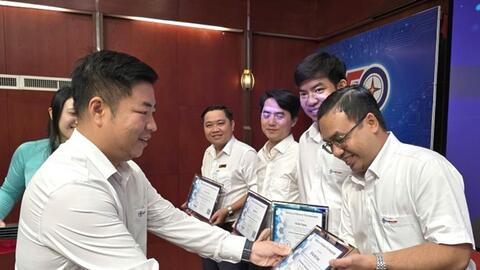 10 kỹ sư điện được cấp chứng chỉ quốc tế về kiểm tra nhiệt độ bằng camera nhiệt