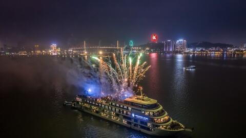 60 tàu du lịch trình diễn Lễ hội ánh sáng trên vịnh Hạ Long