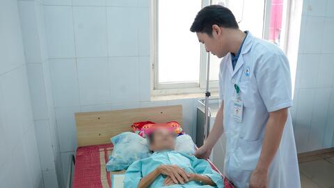 Đi tiểu ra phân, phát hiện bị rò bàng quang và đại tràng xích ma