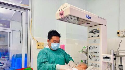 Cấp cứu kịp thời trẻ sơ sinh bị xoắn ruột hiếm gặp